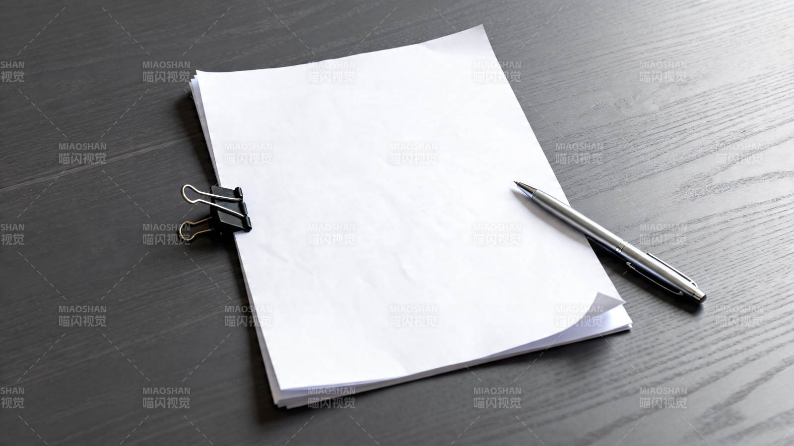 白纸笔夹 静待书写灵感图片