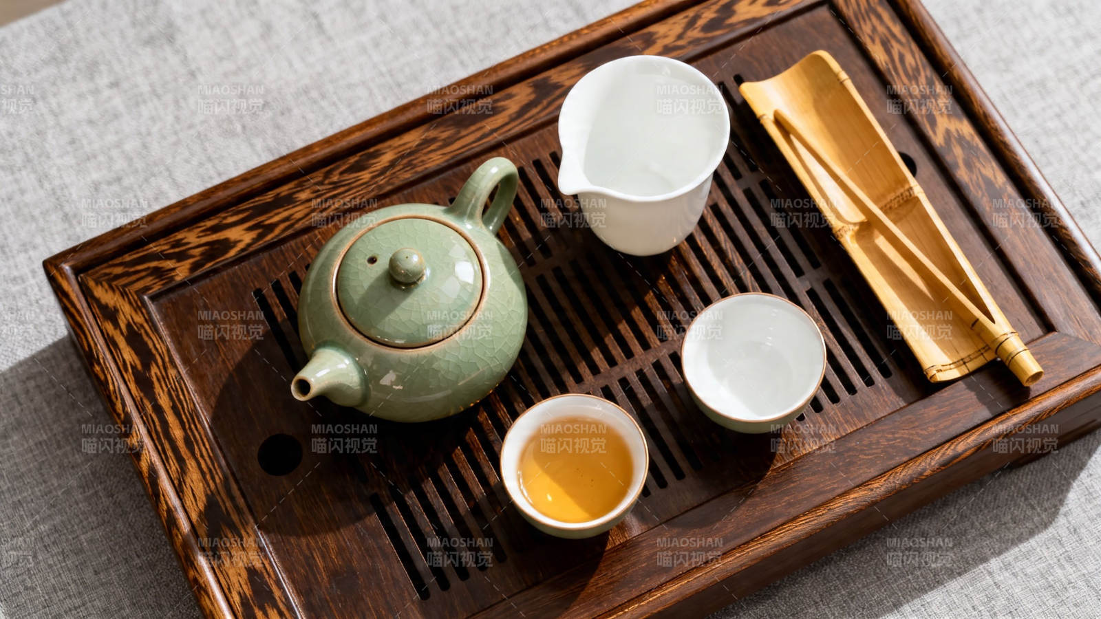 青瓷茶具雅韵悠然图片