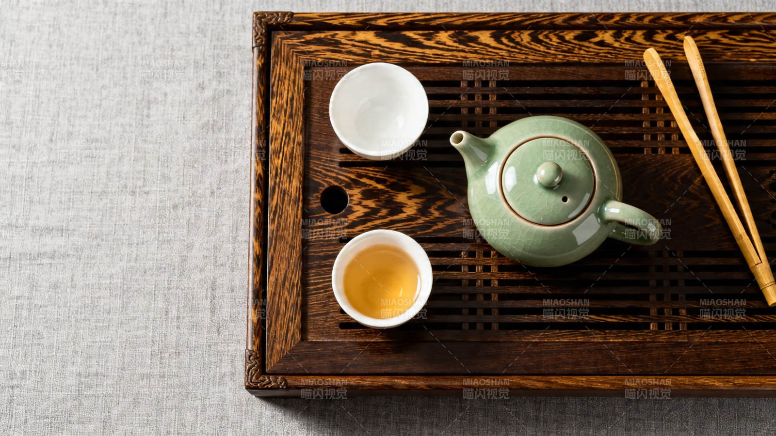 青瓷茶壶配白杯 木盘雅韵图片