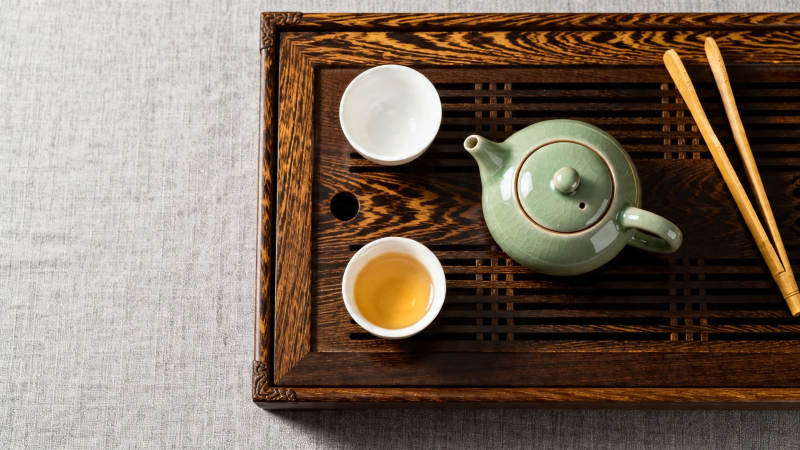 青瓷茶壶配白杯 木盘雅韵图片