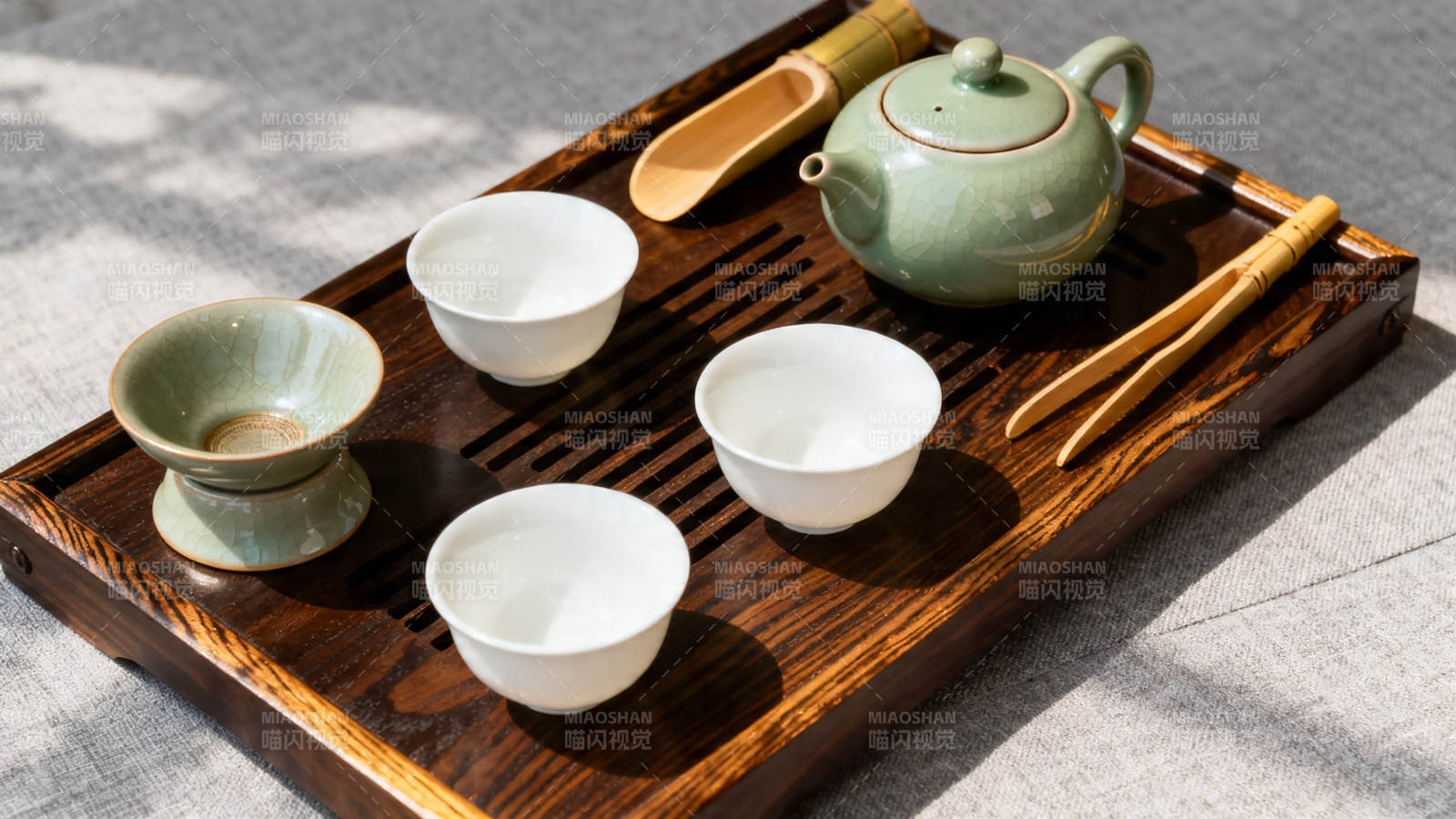 茶具静置 光影斑驳图片