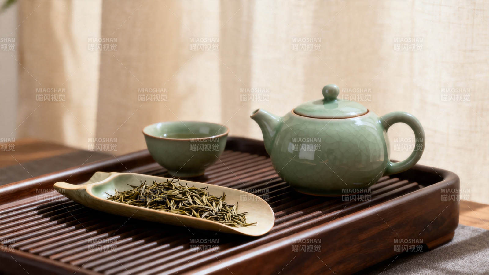 青瓷茶具配干茶 雅致禅意浓图片