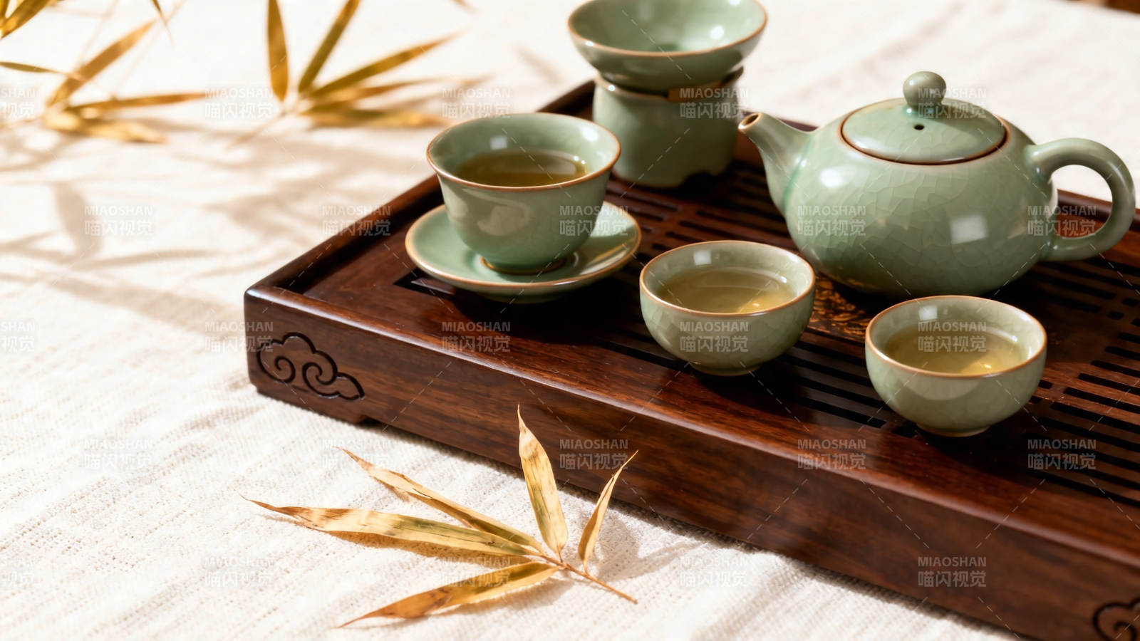 青瓷茶具配竹叶 雅致禅意浓图片