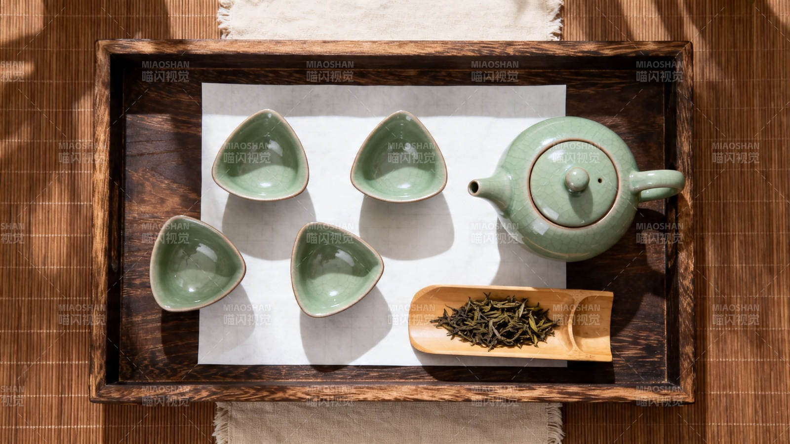 青瓷茶具配干茶 雅致禅意图片