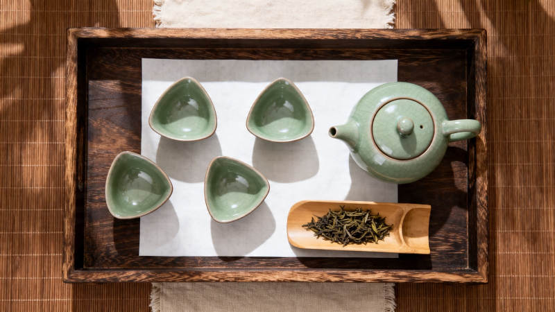 青瓷茶具配干茶 雅致禅意图片