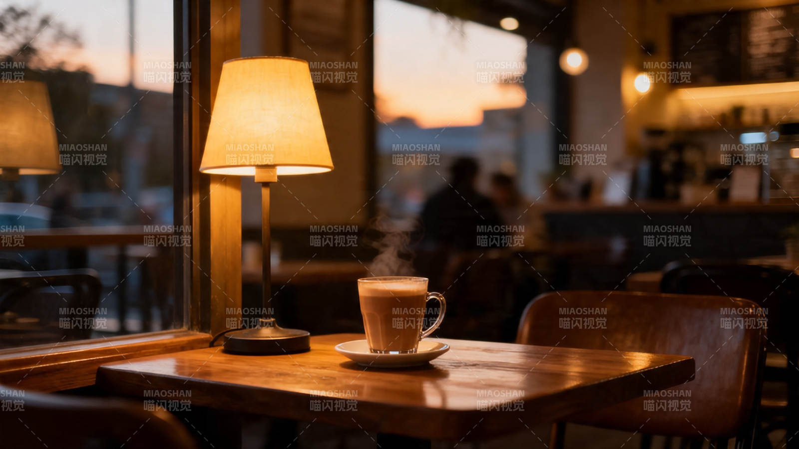 黄昏咖啡馆 暖灯伴热饮图片
