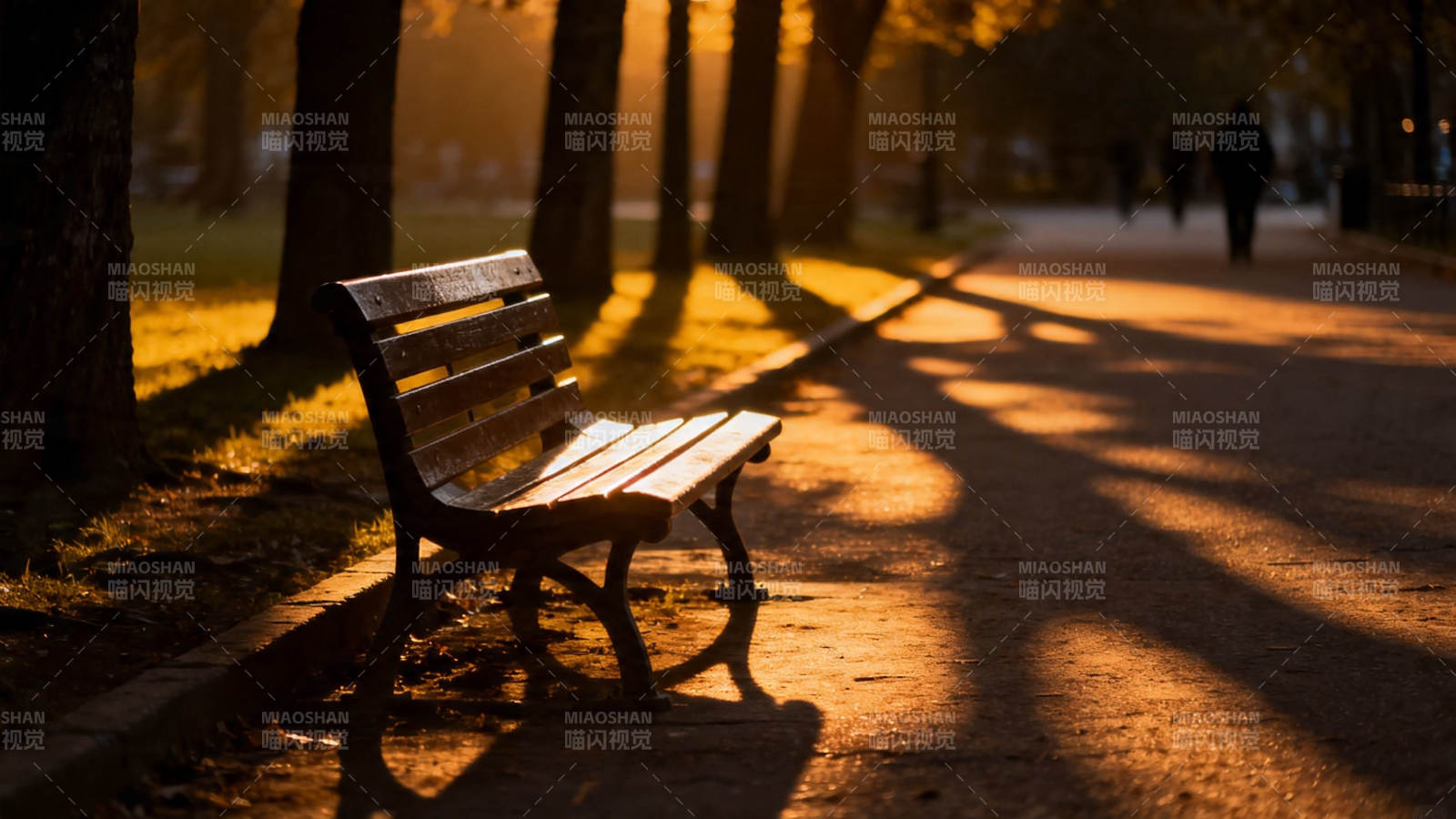 秋日长椅 暖阳斜影图片