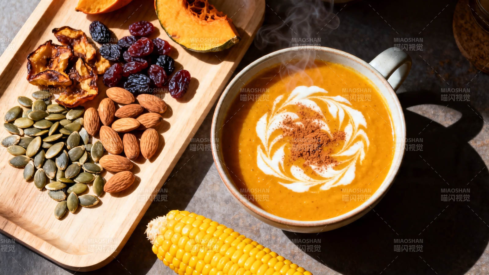 秋日暖汤配坚果玉米图片