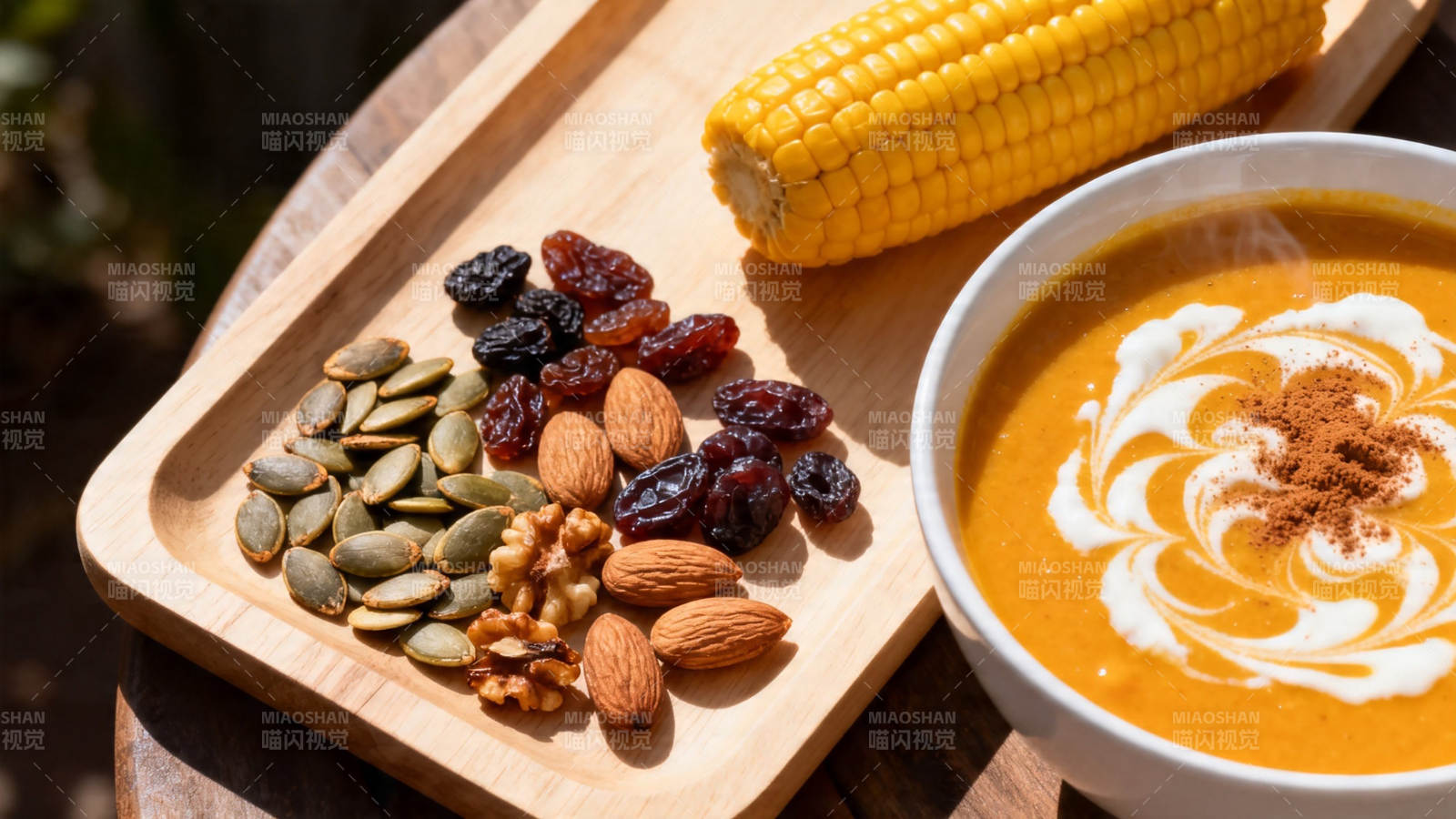 秋日暖汤配坚果玉米图片