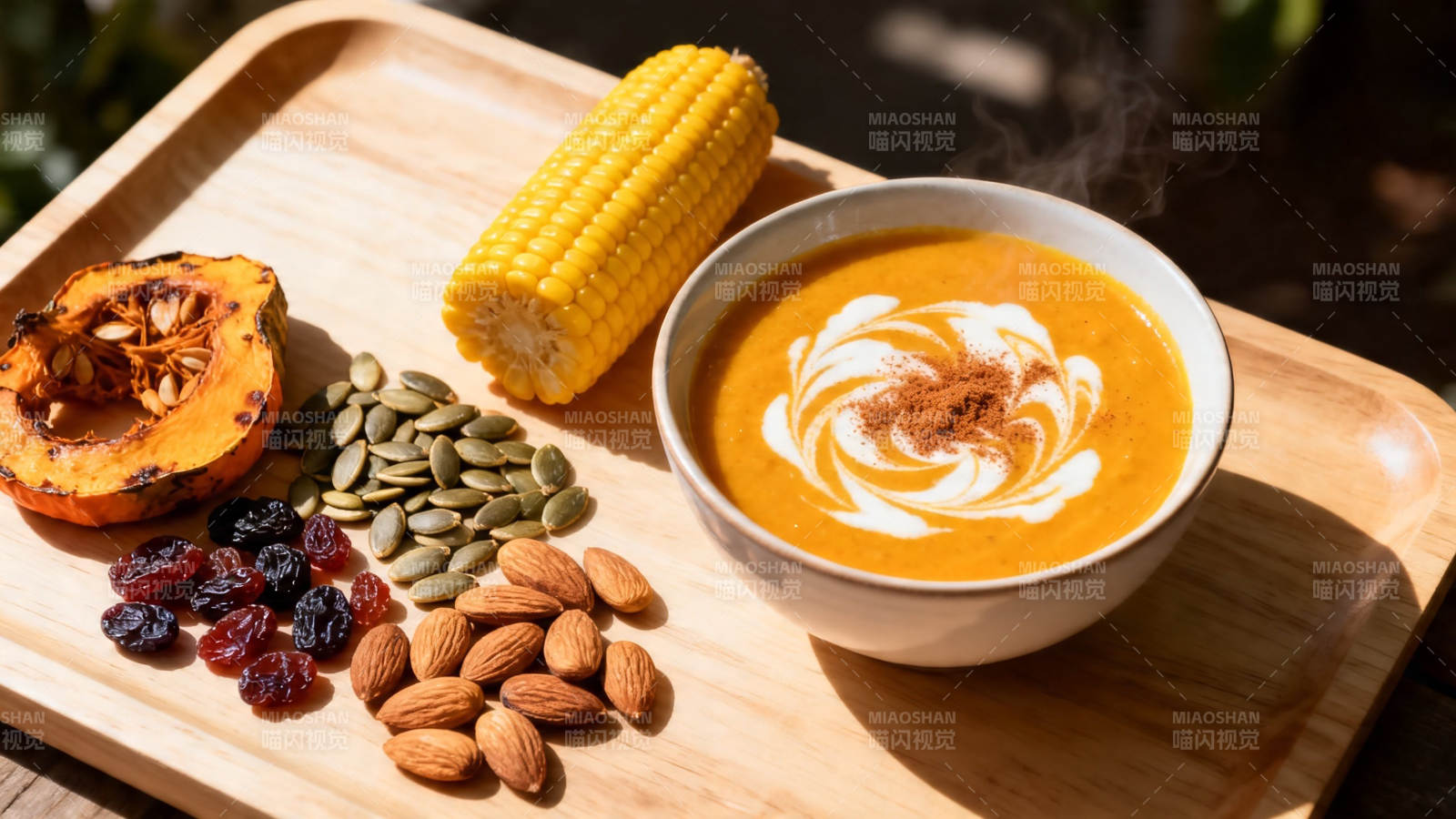 秋日暖汤配坚果玉米南瓜图片