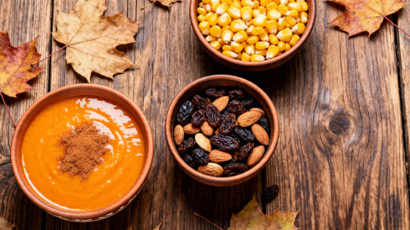 秋日暖食 南瓜羹与坚果玉米图片