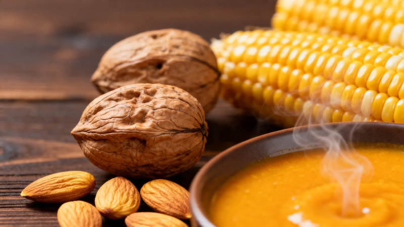 暖汤配坚果玉米 秋日养生餐图片