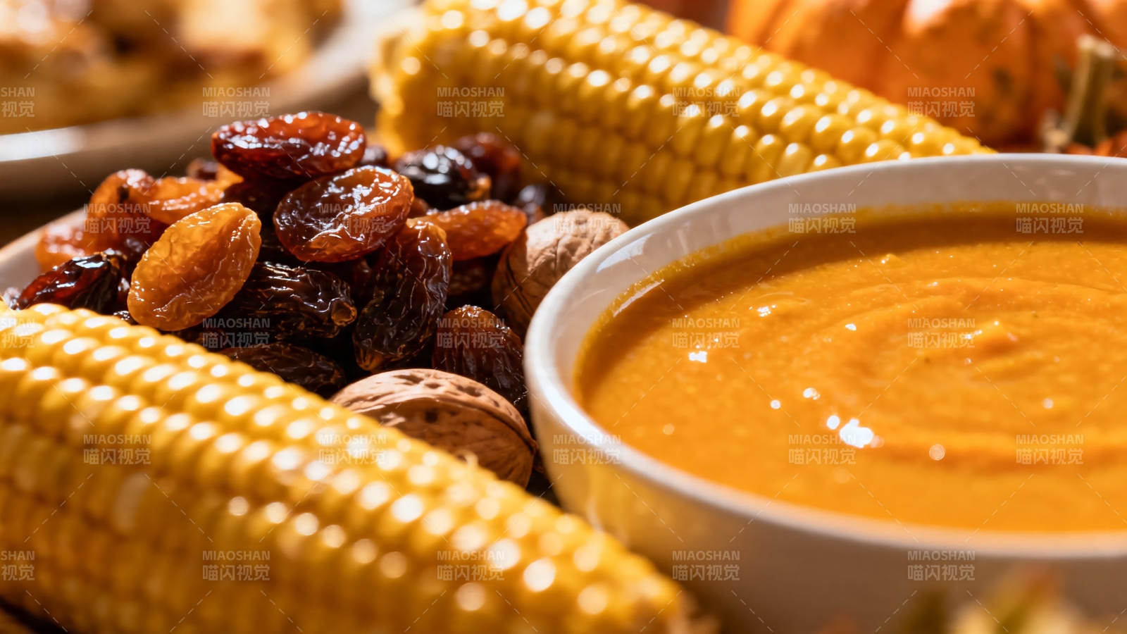 秋日丰收 玉米南瓜汤配果干坚果图片