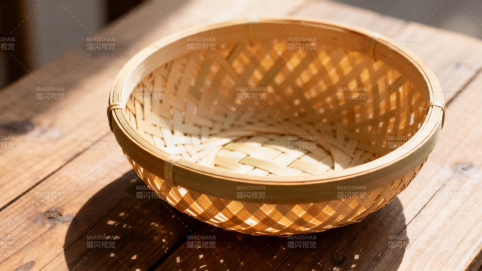 竹编篮静置木桌 光影斑驳图片