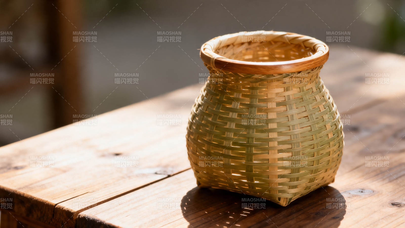 竹编小罐 静置木桌之上图片