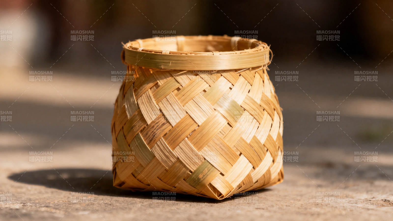 竹编小篮 阳光下的匠心之作图片