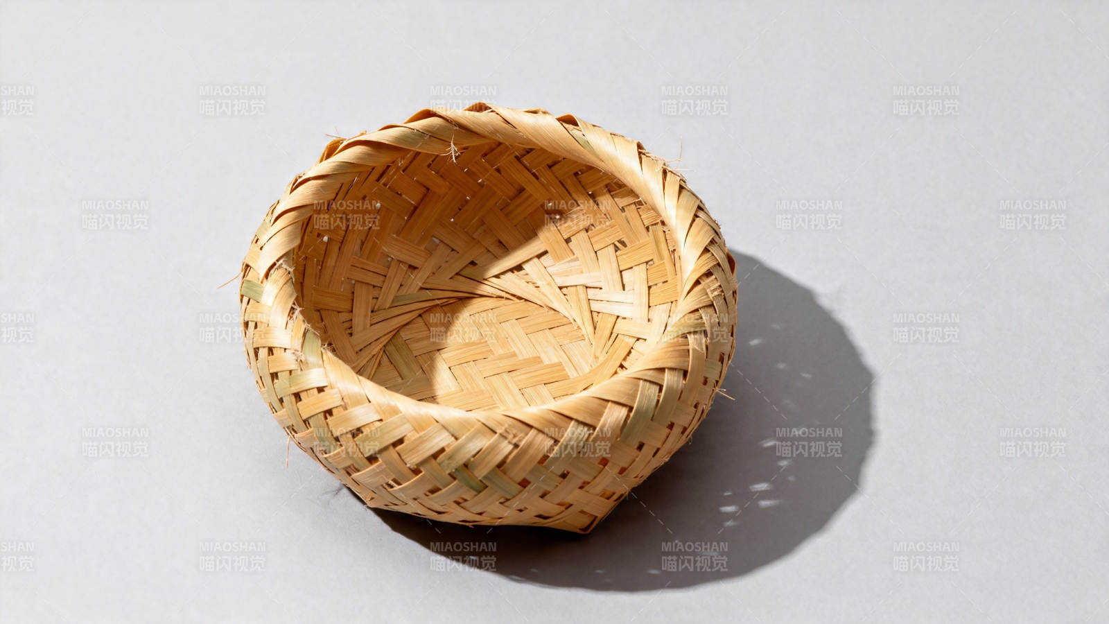 竹编小篮 光影静美图片