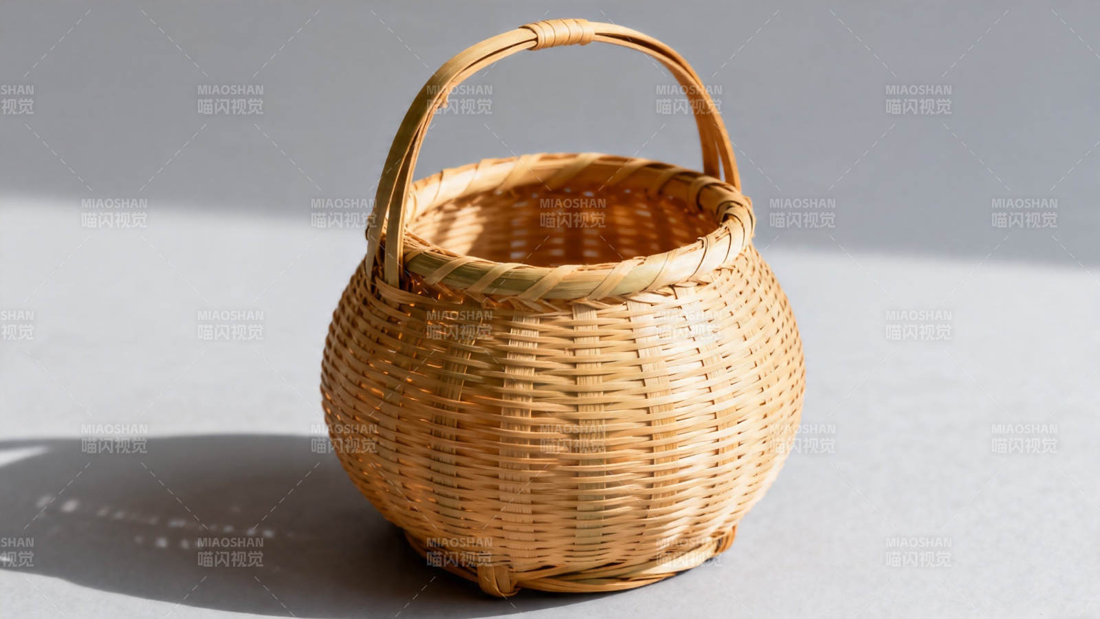 竹编小篮 光影静美图片