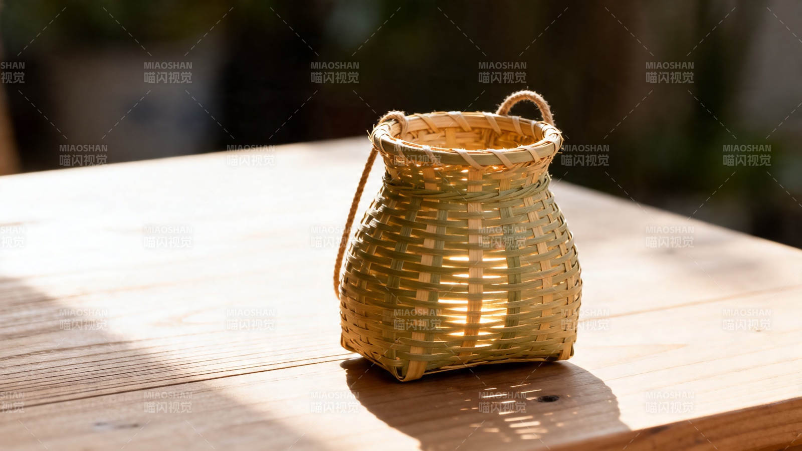 竹编小篮 阳光下的静谧时光图片