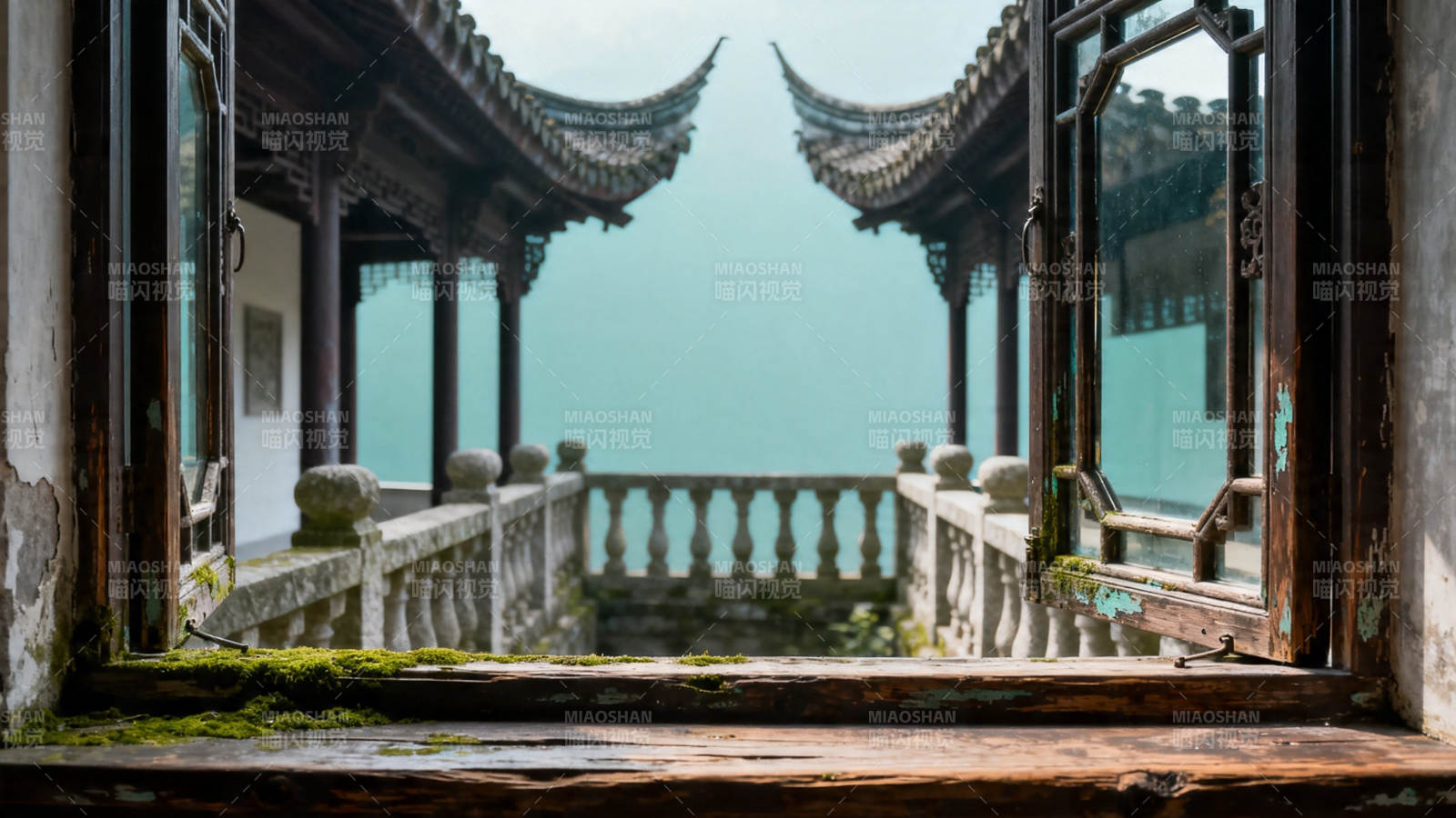 古窗框景 飞檐映水天图片