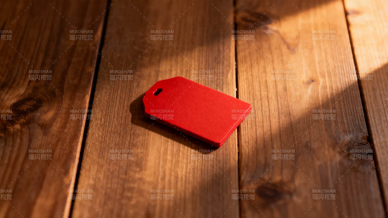 红标签静卧木纹之上图片