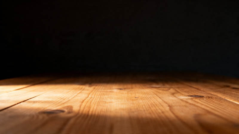 木桌光影 静谧温暖图片