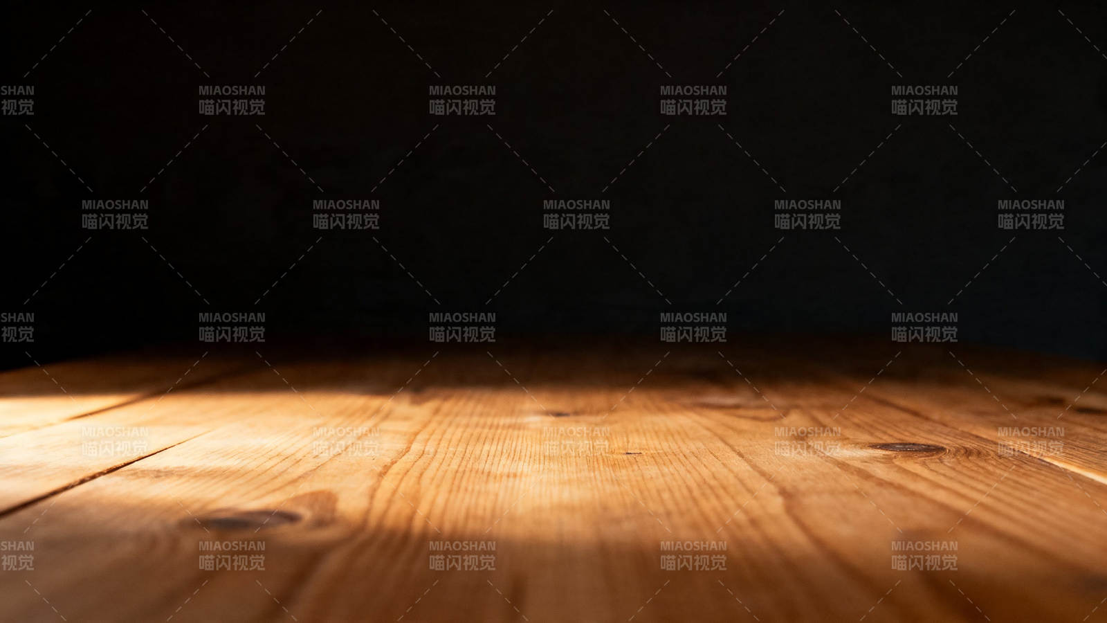 木桌光影 静谧温暖图片