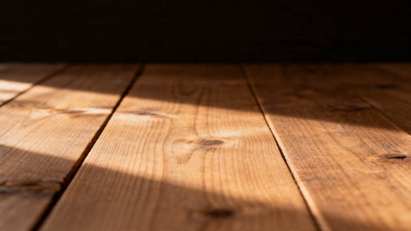 阳光洒落木纹地板图片