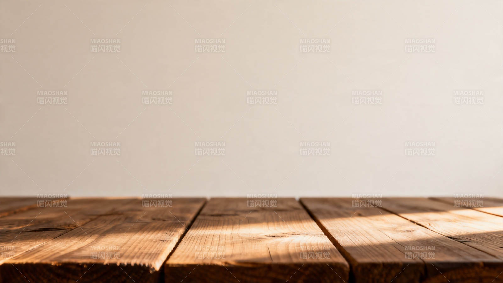 木桌光影 静谧留白图片