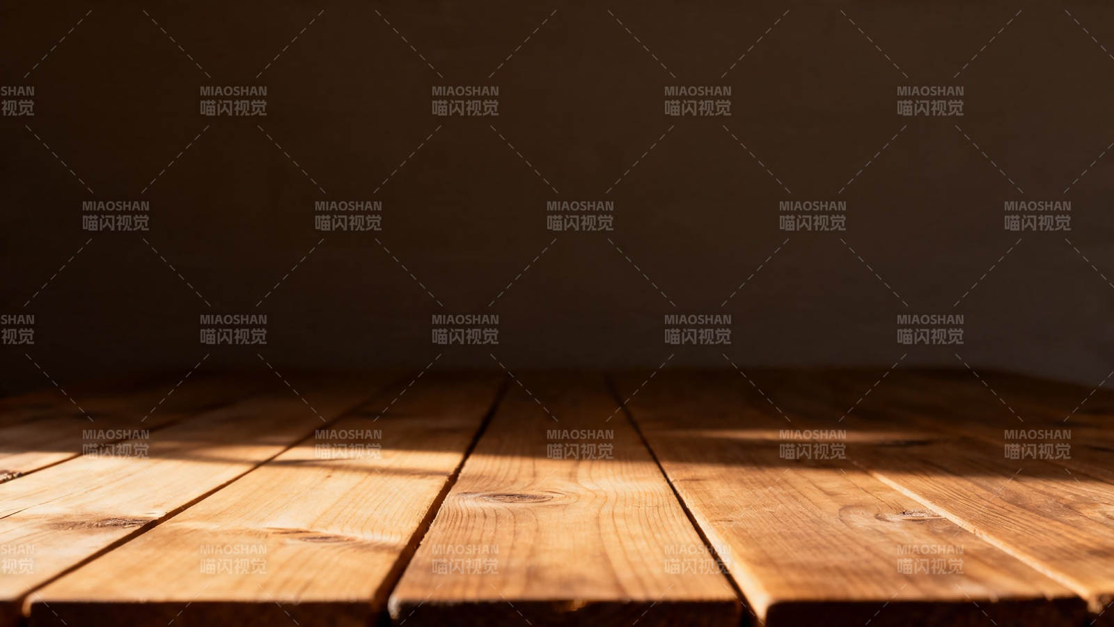 阳光木桌 静谧温暖角落图片