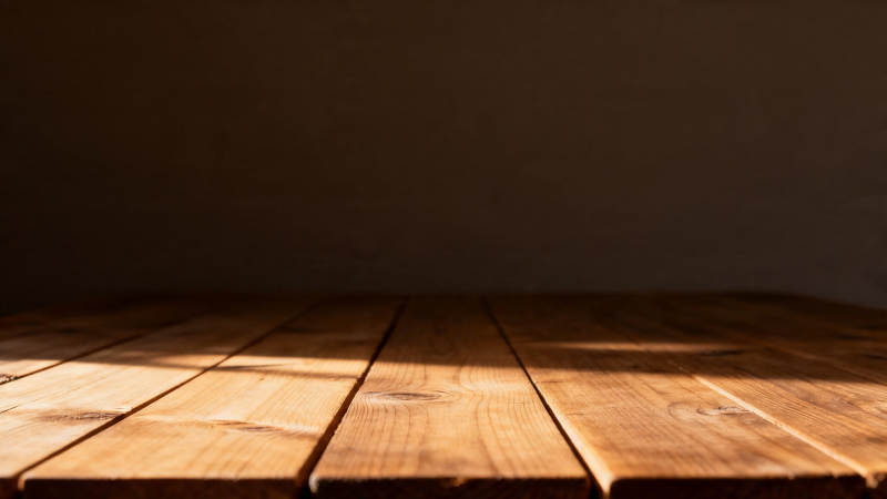 阳光木桌 静谧温暖角落图片