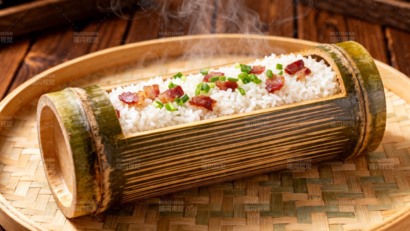 竹筒腊味饭 热气腾腾香图片