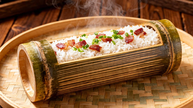 竹筒腊味饭 热气腾腾香图片