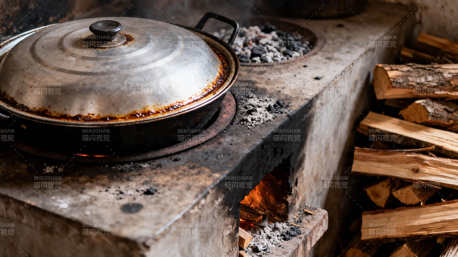 柴火灶上炖锅香图片