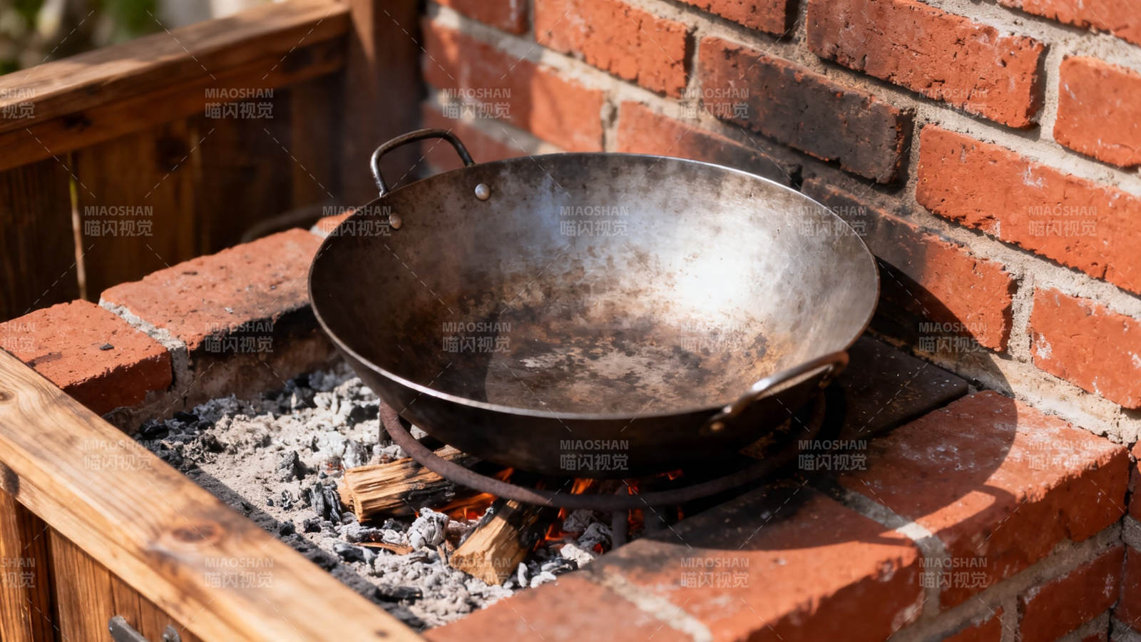 砖灶铁锅 柴火慢炖香图片
