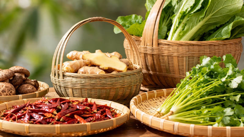 新鲜食材篮中摆 香料蔬菜共一堂图片