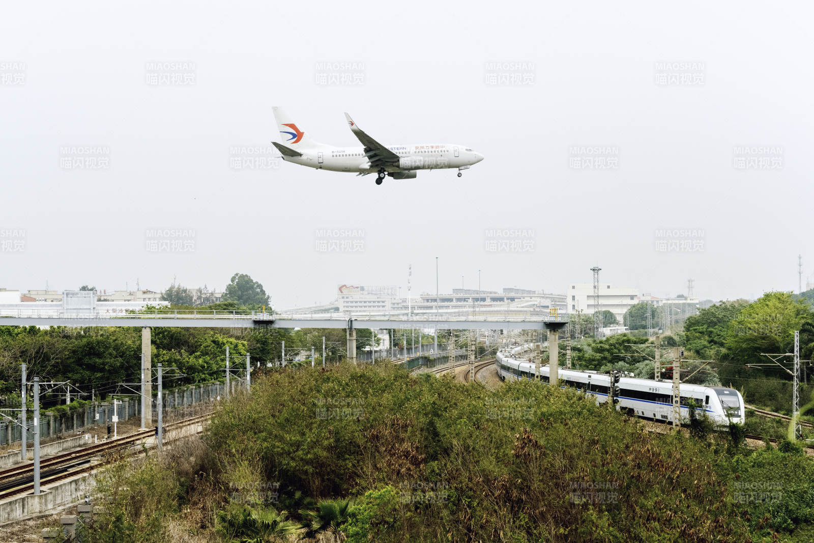 飞机掠过低空 高铁穿行绿野图片