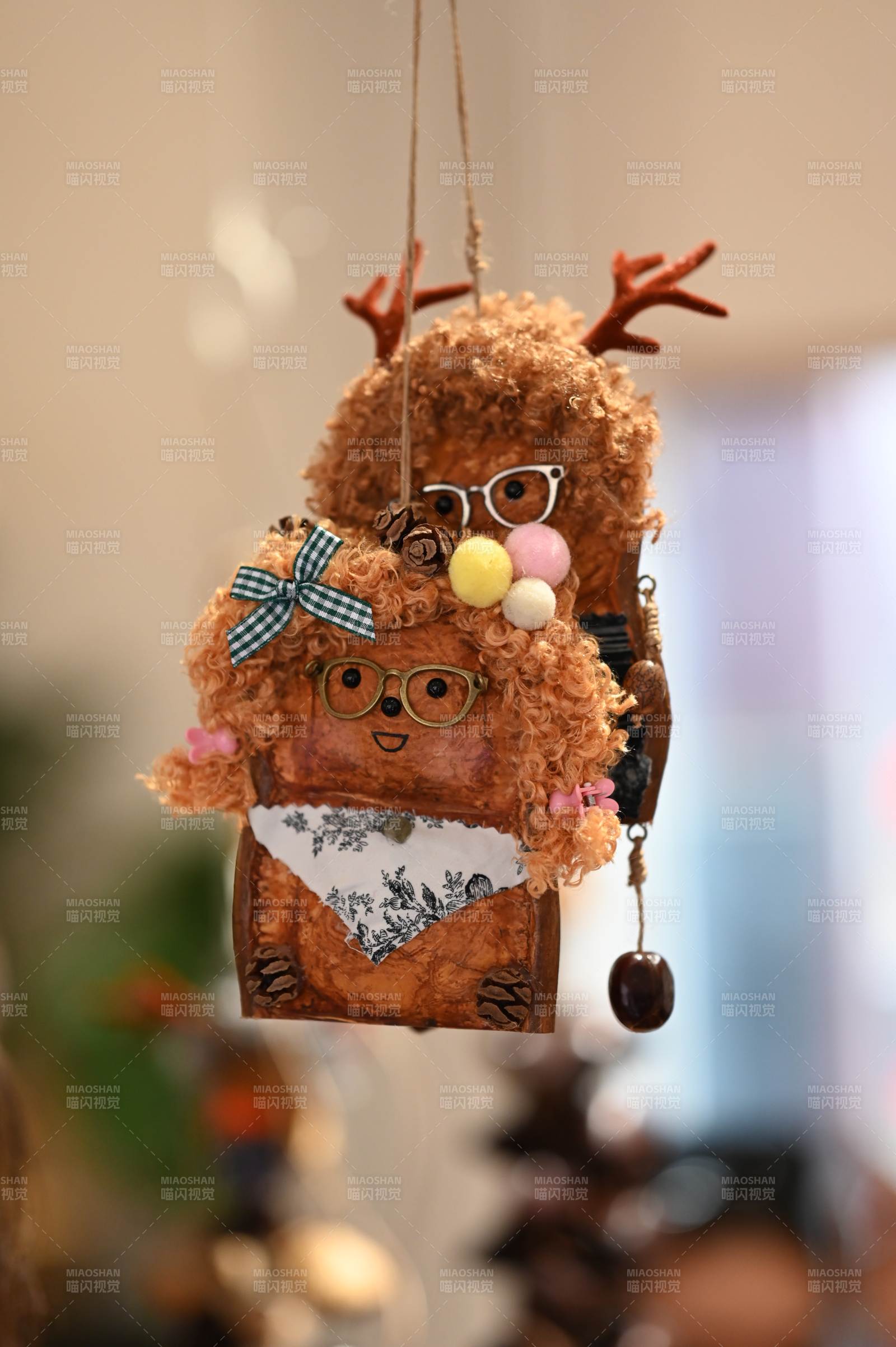 卷发眼镜小鹿挂饰萌趣十足图片