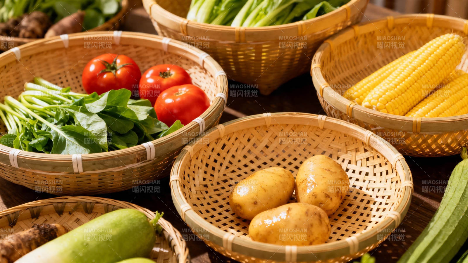 竹篮盛满新鲜蔬果图片