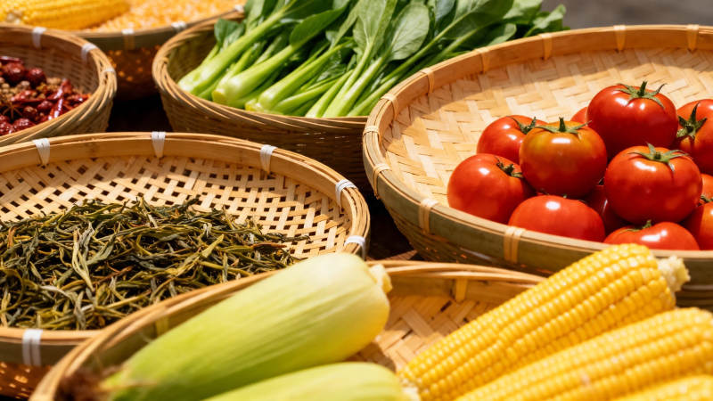 竹篮盛满新鲜蔬果粮图片