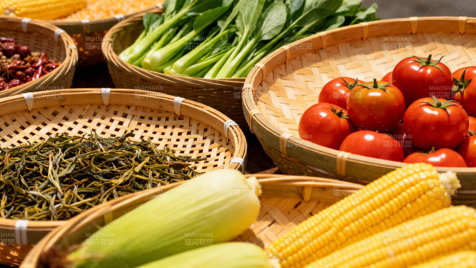 竹篮盛满新鲜蔬果粮图片