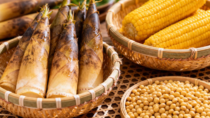 竹篮盛笋玉米豆 田园丰收味图片