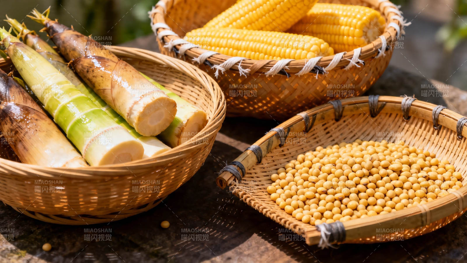 竹篮盛玉米大豆与竹笋图片