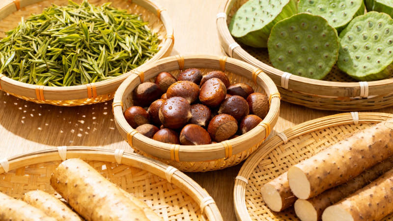 竹篮盛放天然食材图片