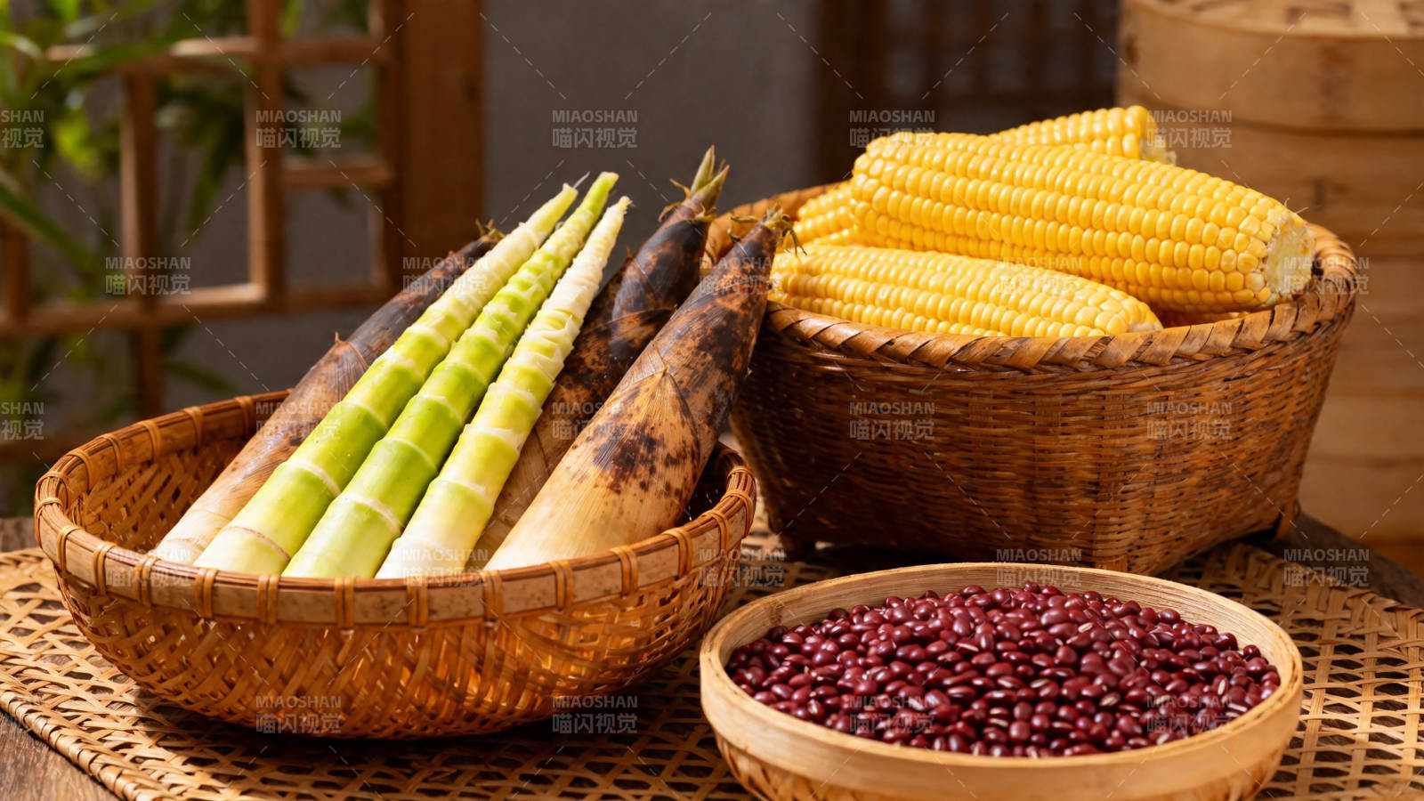 竹篮盛玉米笋豆 农家丰收景图片
