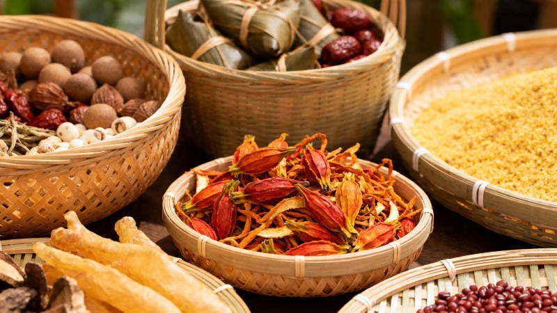 端午食材竹篮盛放图图片