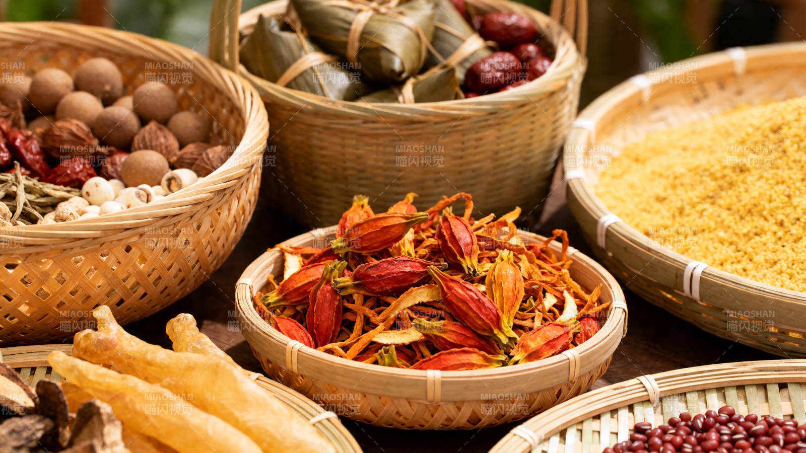 端午食材竹篮盛放图图片