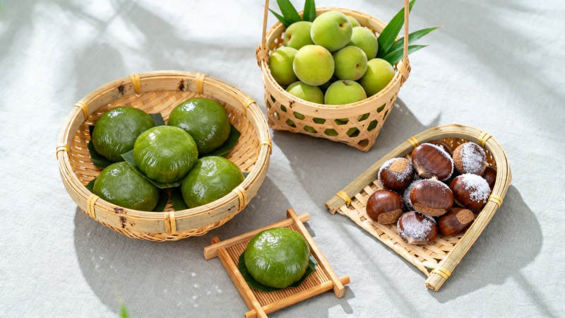 青团栗子青梅竹篮摆盘图片