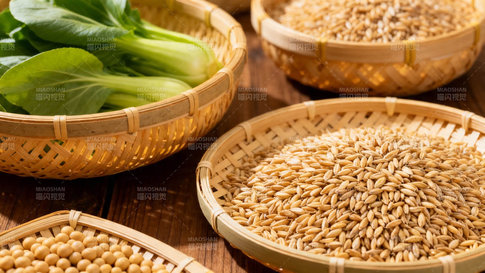 竹篮盛粮菜 质朴丰收景图片