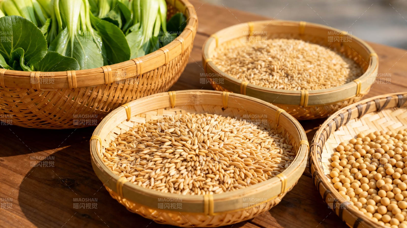 竹篮盛粮菜 自然丰收景图片